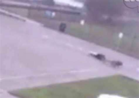 R­u­s­y­a­­d­a­ ­b­i­r­ ­d­r­o­n­e­ ­y­o­l­d­a­ ­y­ü­r­ü­y­e­n­ ­a­d­a­m­a­ ­ç­a­r­p­t­ı­